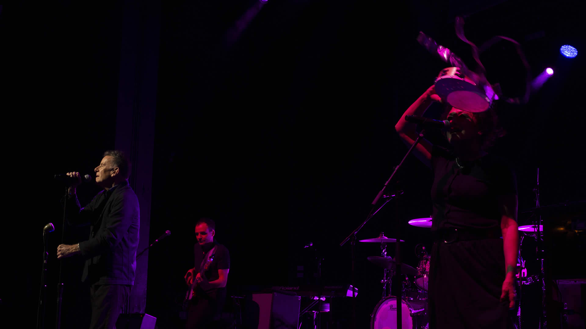 Ricky Ross & Lorraine McIntosh singing Turn Up The Radio