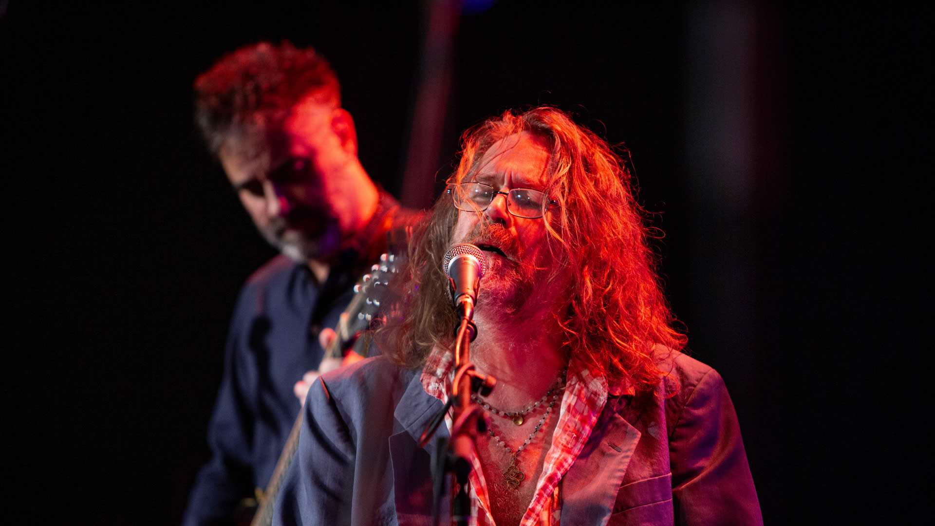 Liam &Oacute; Maonlai at piano singing An Raibh T&uacute; Ar An Gcarraig