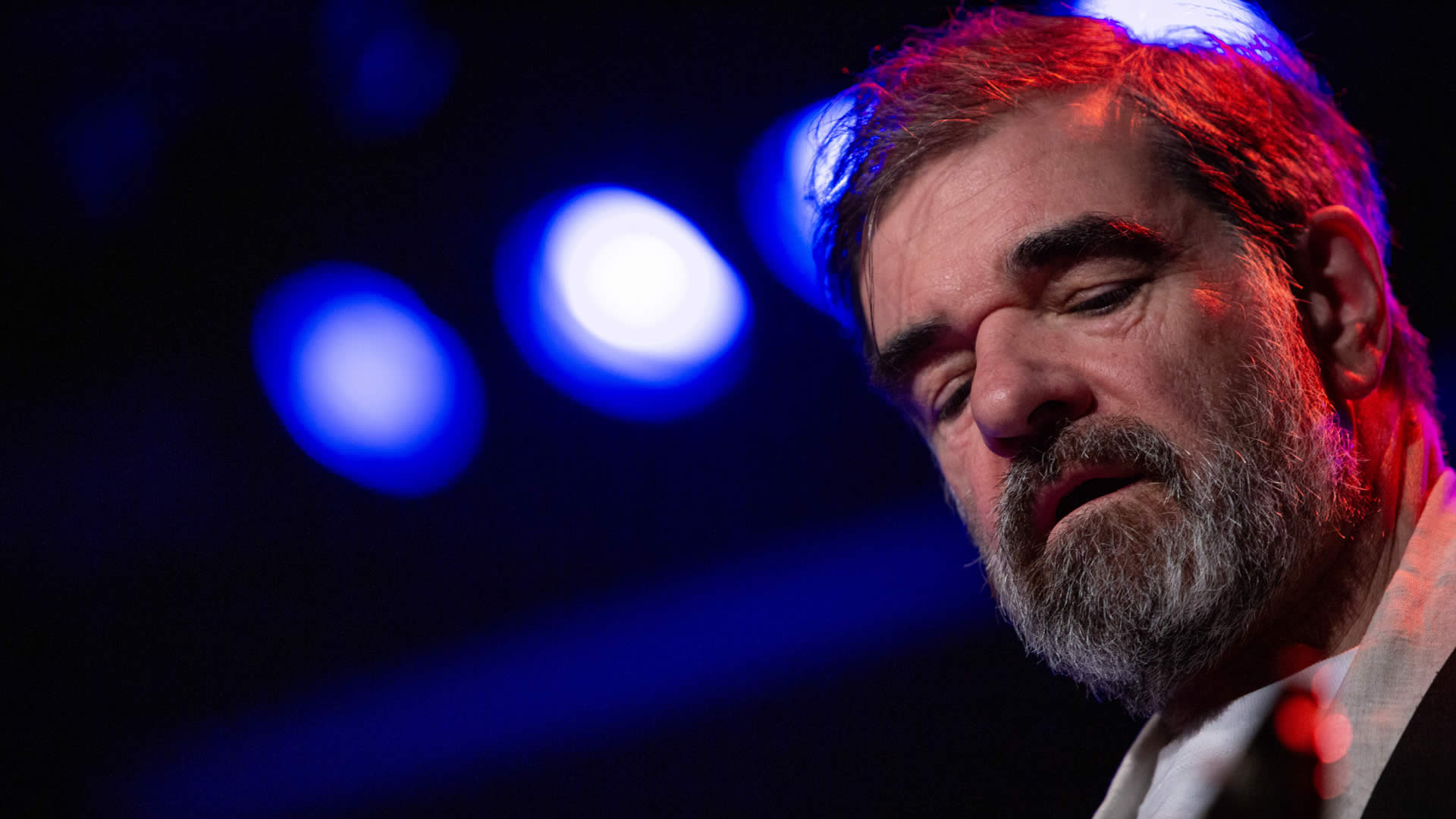 Fiachna &Oacute; Braon&aacute;in on guitar An Rabid T&uacute; Ar An Gcarraig