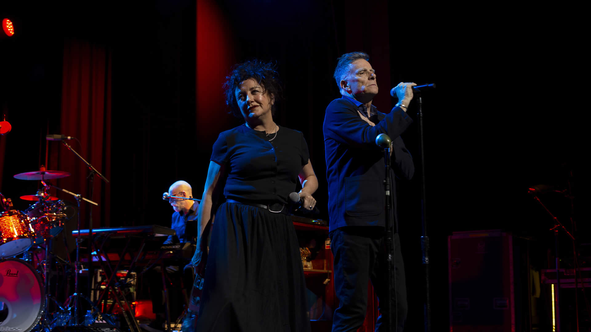 Lorraine McIntosh playing tambourine & Ricky Ross singing Queen Of The New Year