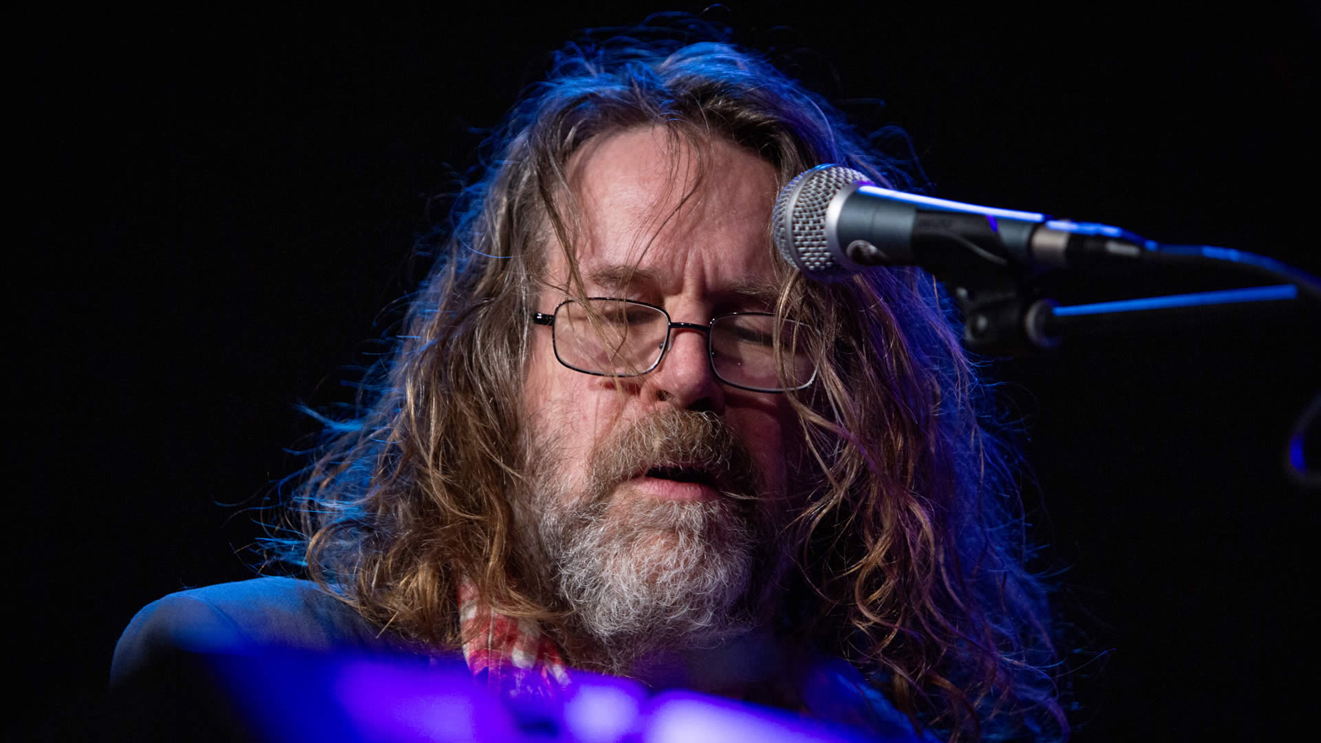 Liam &Oacute; Maonlai at piano singing An Rabid T&uacute; Ar An Gcarraig
