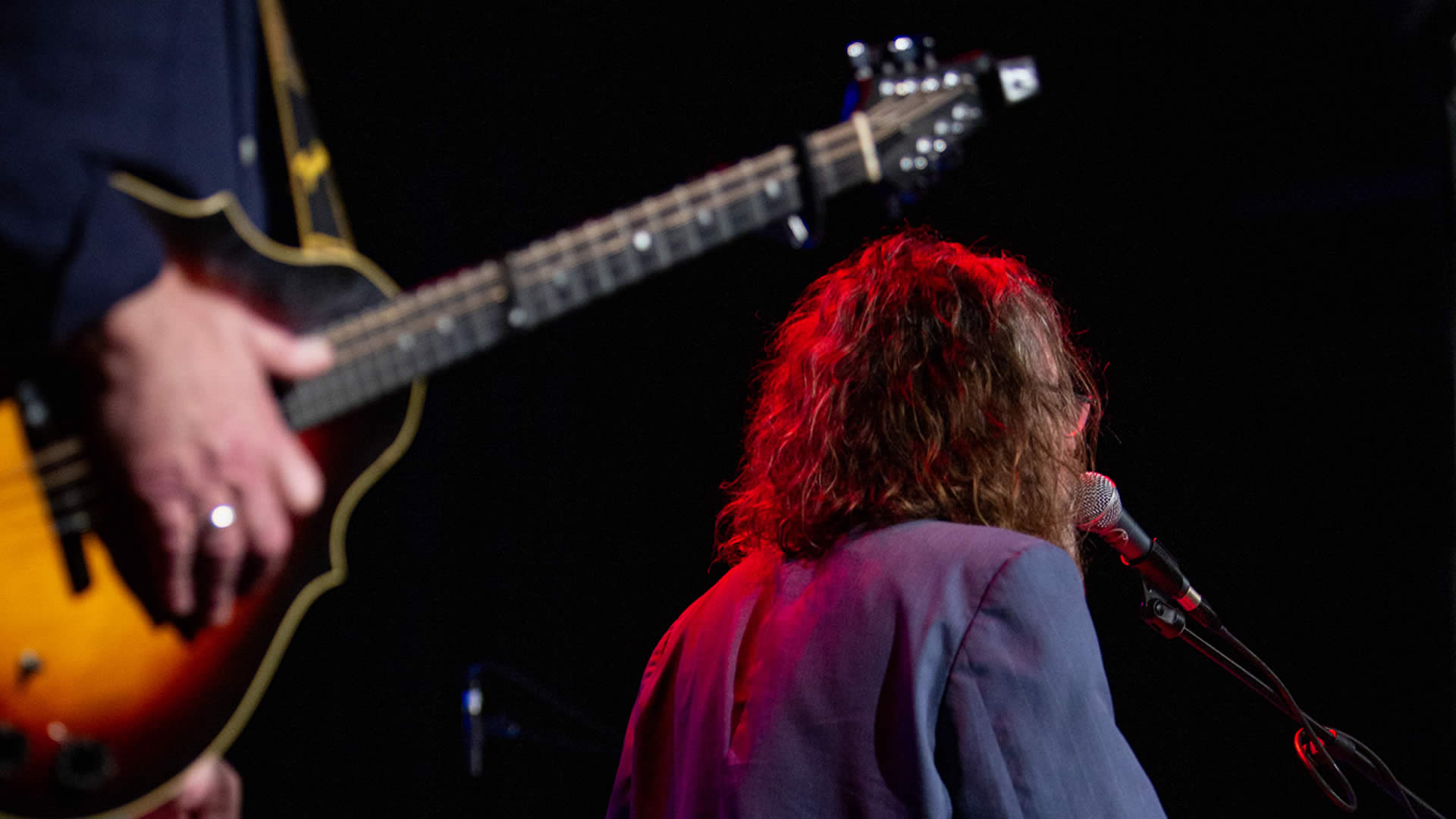 Liam &Oacute; Maonlai barefoot