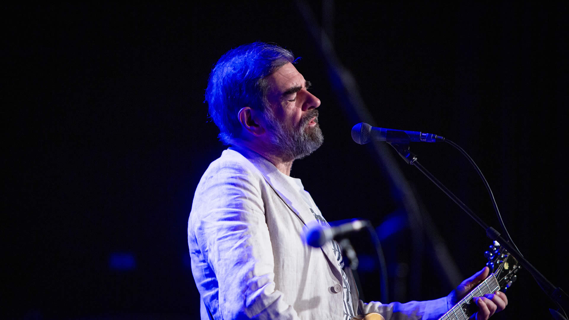 Fiachna &Oacute; Braon&aacute;in on guitar playing I Can See Clearly Now